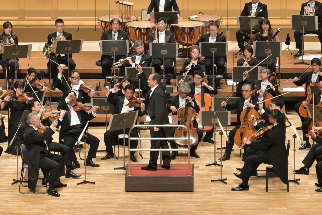 ソヒエフが客演したN響の1月定期より。1月をもって第一コンサートマスターを退任した篠崎史紀（左手前）やオーボエの名手、吉井瑞穂（中央）の姿も　写真提供：NHK交響楽団