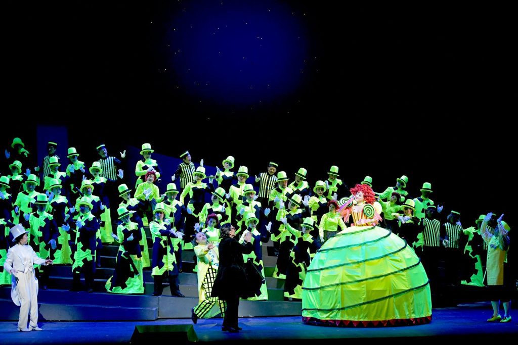 アルローの演出による色彩にあふれた舞台　撮影：寺司正彦 提供：新国立劇場