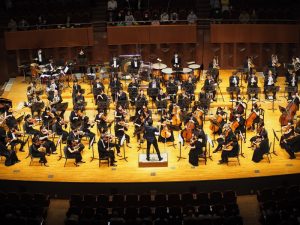 バーンスタインの作品で聴衆を楽しませた原田と大阪交響楽団　写真提供：ザ・シンフォニーホール