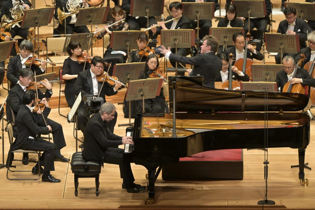 シマノフスキの協奏交響曲で協演したアンデルシェフスキ　写真提供：NHK交響楽団