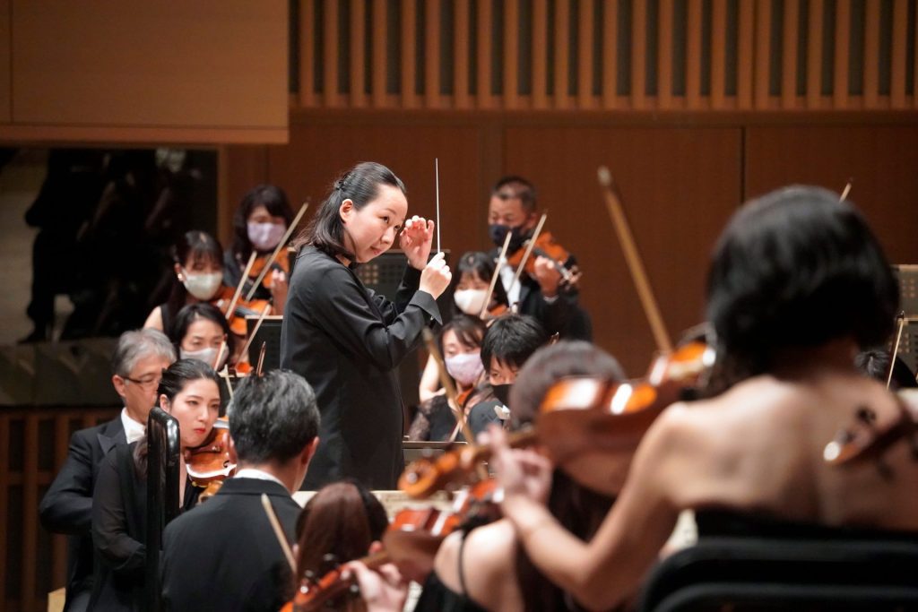 京響の常任指揮者就任後、初の定期となる4月定期に熱視線が注がれる沖澤のどか　(C)京都市交響楽団