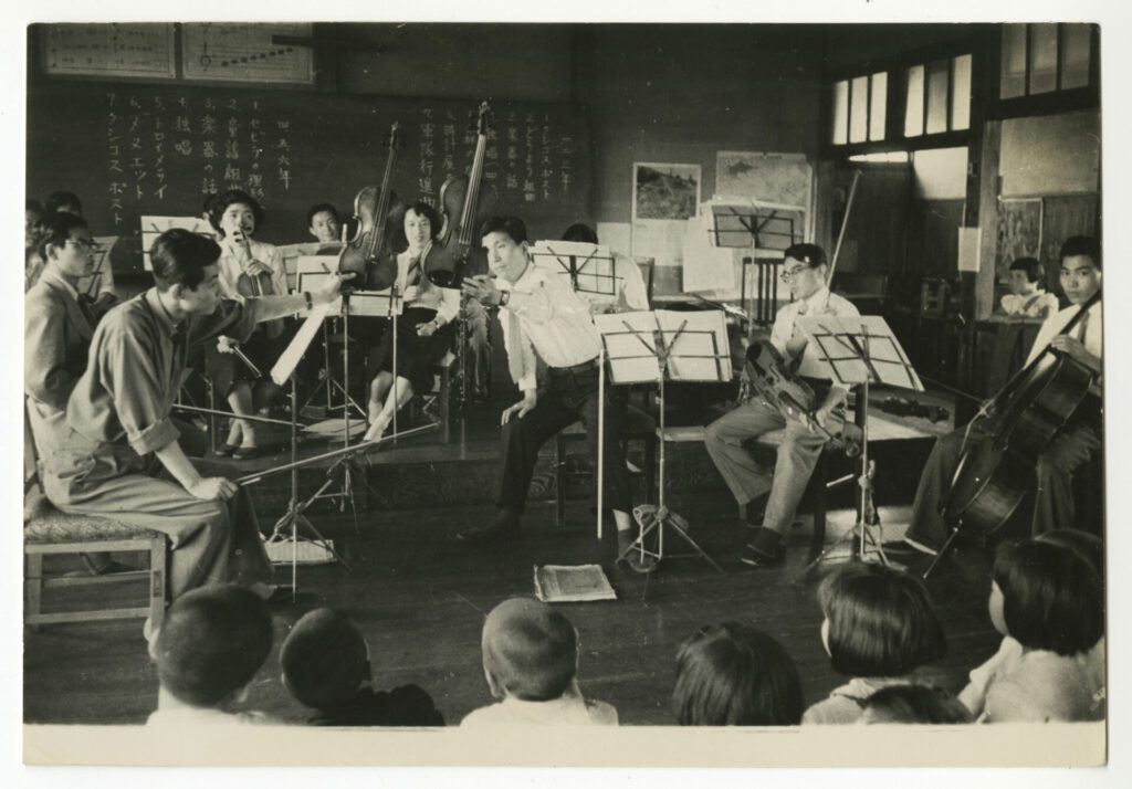 移動音楽教室の様子。写真から、演奏や楽器紹介を織り交ぜた内容がうかがい知れる