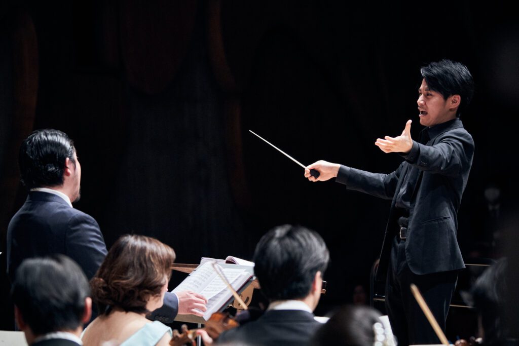 全3幕全曲を4人の若手指揮者で分担した今回の「仮面舞踏会」。はじめに日本の澤村杏太朗が登場した　(C)Spring Festival in Tokyo／Taira Tairadate