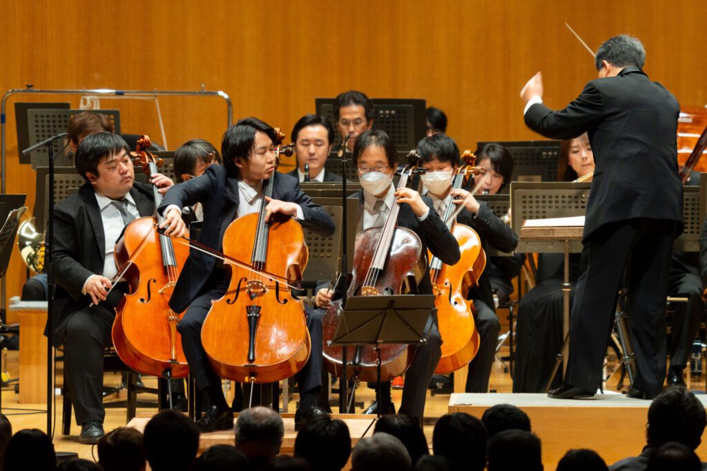 東京シティ・フィル定期より、カバレフスキーでソリストを務めた佐藤晴真（中央）と指揮者の高関健　(C)K.Miura