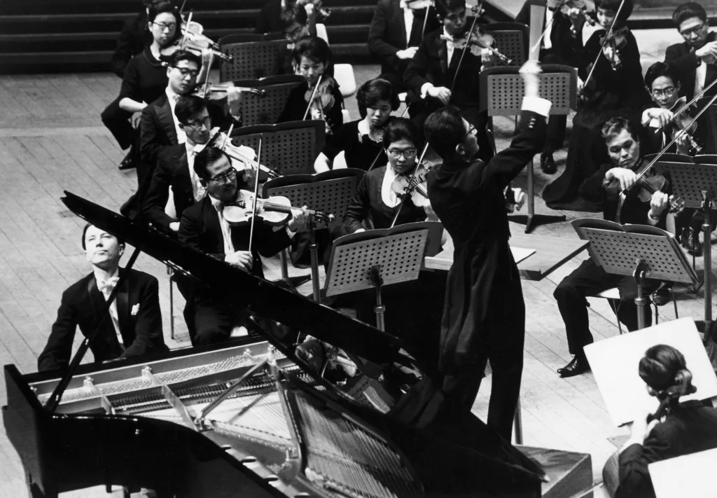 再出発したオーケストラを率いる秋山和慶＝1977年6月15日第233回定期演奏会（東京文化会館）、ピアノ＝ジュディス・バーゲンガー