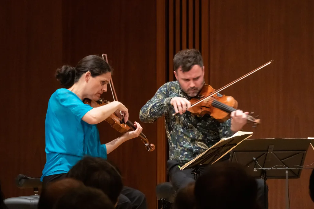 左から、サラ・ビトロック（第1ヴァイオリン）、ドナルド・グラント（第2ヴァイオリン）　撮影：飯田耕治　提供：サントリーホール