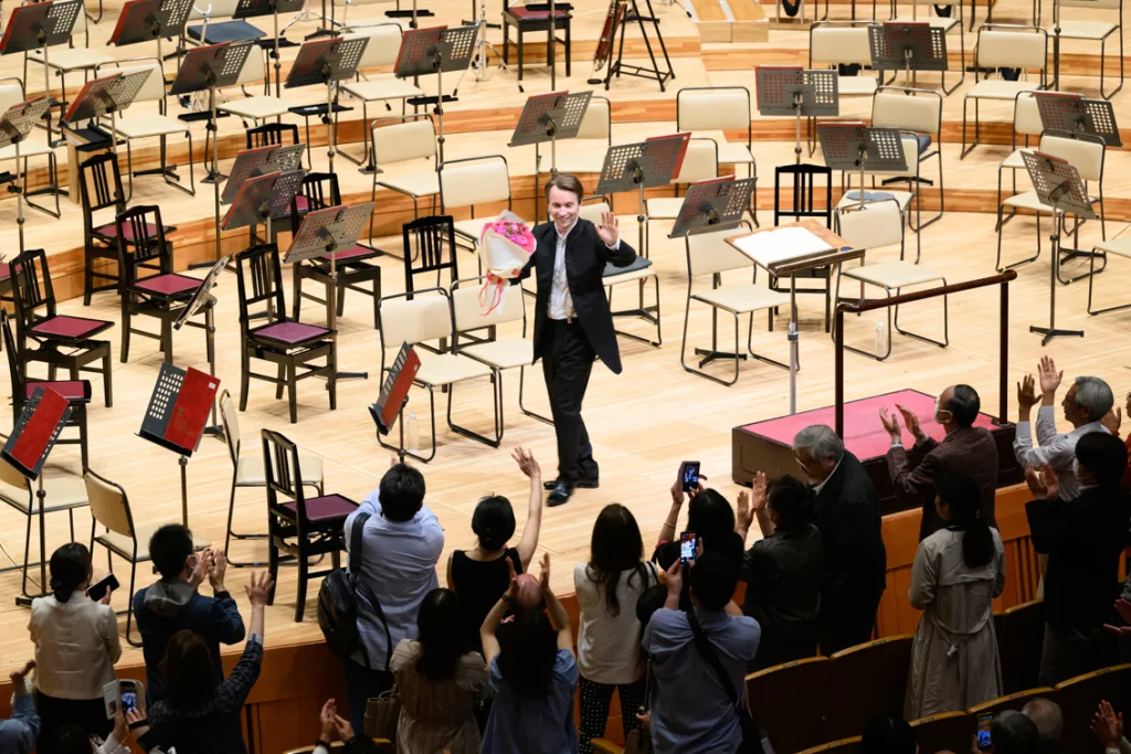 オーケストラ退場後、聴衆の鳴りやまない拍手に応えるインキネン　(C)藤本史昭