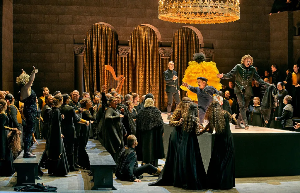 劇中劇として台本の設定に近い形で演じられる第2幕歌合戦のシーン　(C)Bayreuther Festspiele /Enrico Nawrath