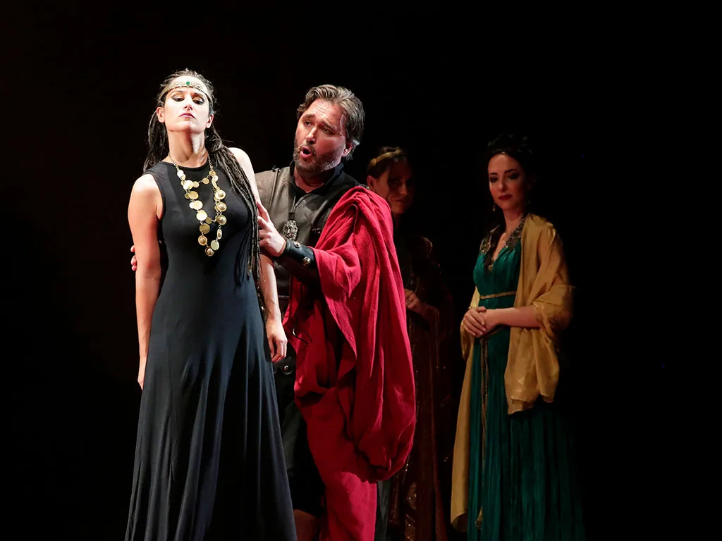 サラ・ブランク扮するゼノービア（左）とアレクセイ・タタリンツェフのアウレリアーノ　（C）Rossini Opera Festival
