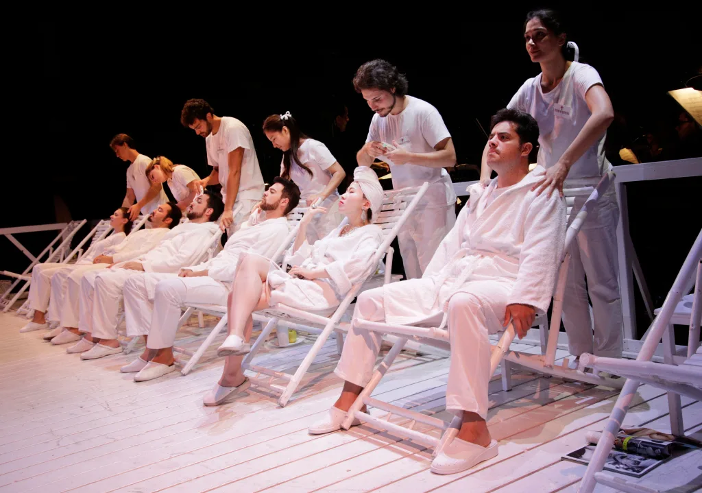若者公演「ランスへの旅」（右から2番目の椅子上が杉山沙織） (C)Amati Bacciardi