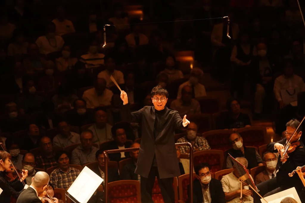 コロナ禍に救世主のごとく日本のオーケストラ界に現れたカーチュン・ウォン。この度日本フィルの首席指揮者に就任した　(C)山口敦