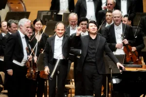 左から、コンサートマスターのホーネック、指揮を務めたソヒエフ（中央）、ソリストのラン・ラン＝14日　撮影：池上直哉　提供：サントリーホール