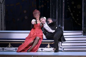 アイゼンシュタインとロザリンデの「時計の二重唱」撮影：鹿摩隆司　提供：新国立劇場