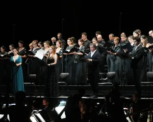 小荘厳ミサ曲のソリストと合唱。ソリストは左からローザ・フェオラ、ヴィシリーサ・ベルザンスカヤ、ディミトリー・コルチャック、ジョルジ・マノシュヴィリ　（C）Rossini Opera Festival/Amati Bacciardi