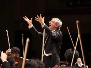 気迫あふれる指揮で2000回定期を率いた首席指揮者ファビオ・ルイージ　写真提供：NHK交響楽団