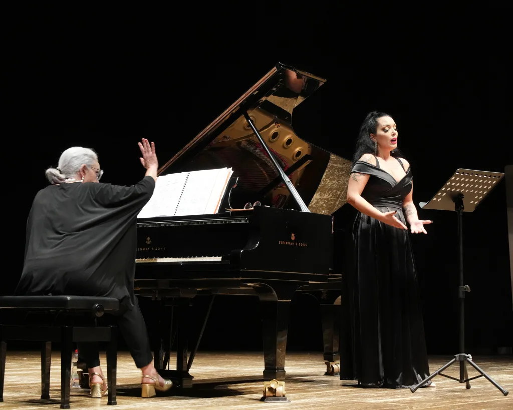 アナスタシア・バルトリ。ピアノは往年のソプラノで母親のチェチーリア・ガスディア　（C）Rossini Opera Festival/Amati Bacciardi