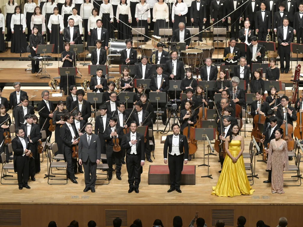 前列左から、下野、冨平恭平（合唱指揮）、河野鉄平（バス）、村上公太（テノール）、脇園彩（メゾ）、中村恵理（ソプラノ） 写真提供：NHK交響楽団