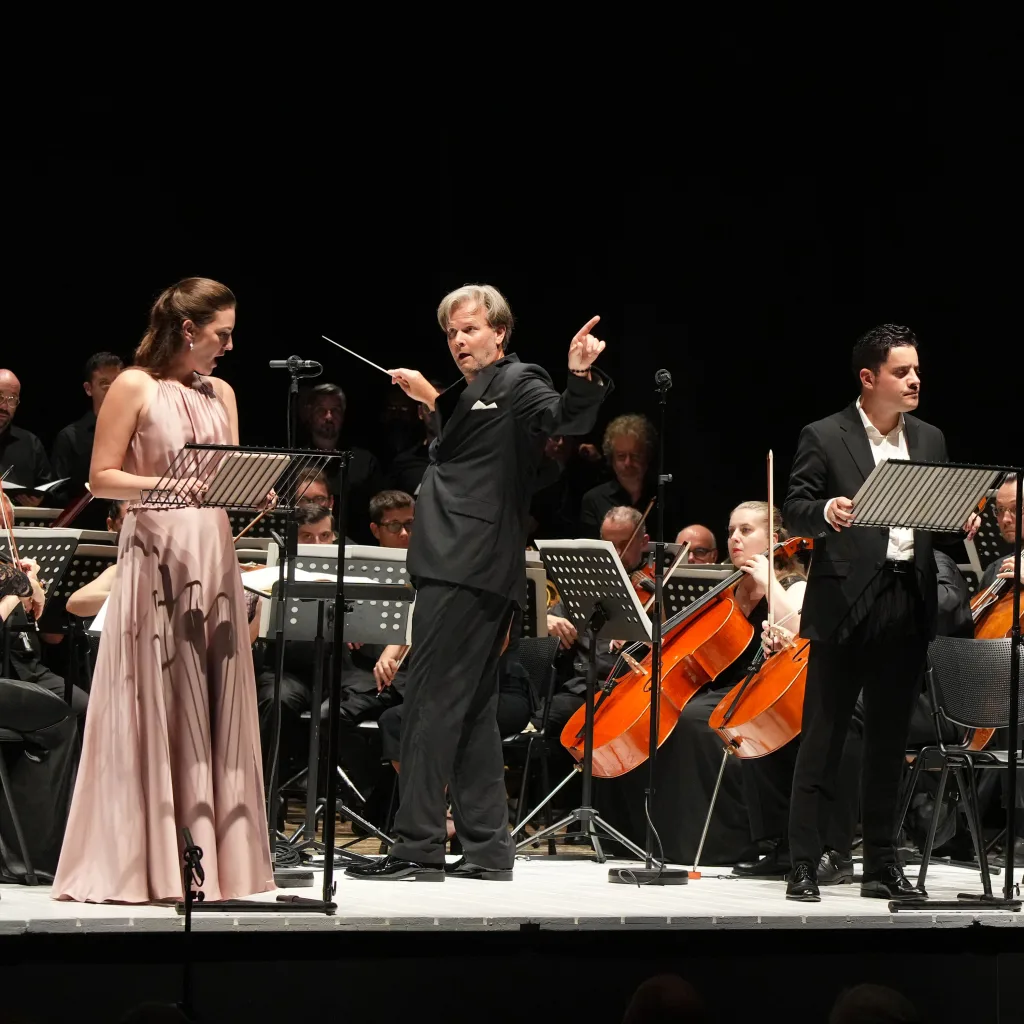 「教皇ピウス9世を讃えるカンタータ」を歌うマリーナ・モンゾ（左）とピエトロ・アダイーニ。指揮はクリストファー・フランクリン　（C）Rossini Opera Festival/Amati Bacciardi