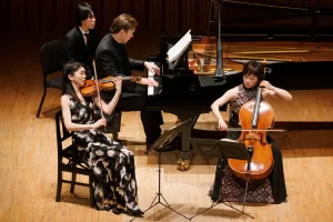 ヴァイオリンの日下、ピアノのウーリヒ、そしてブルンズの代役で急遽出演することになったチェロの遠藤による三重奏（ｃ）大窪道治　提供：トッパンホール