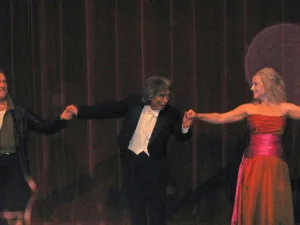ウィーン国立歌劇場のステージで万雷の拍手に応える小澤さん