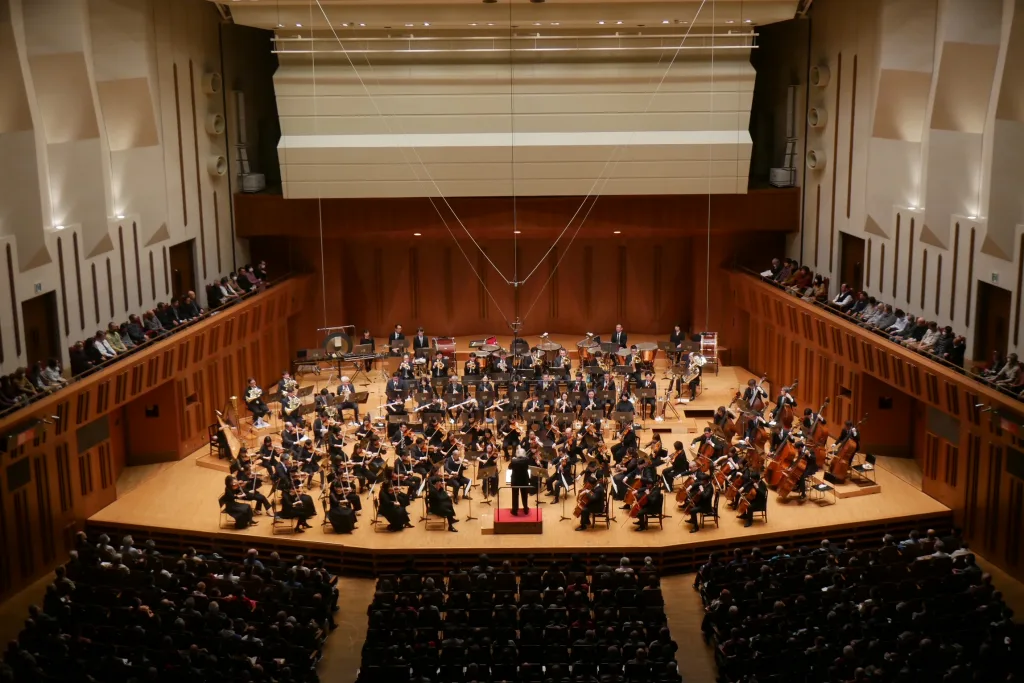 最高度の機能を発揮しインバルの要求に応えた東京都交響楽団　写真提供=東京都交響楽団