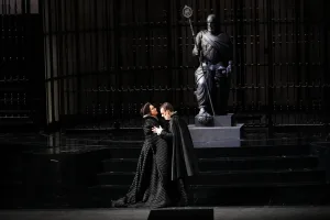 ミラノ・スカラ座「ドン・カルロ」第4幕より。カルロ5世の像の前でドン・カルロ（フランチェスコ・メーリ）とエリザベッタ（アンナ・ネトレプコ） Brescia e Amisano (C)Teatro alla Scala