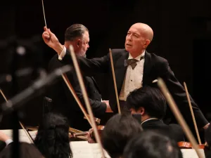 井上道義＆N響のショスタコーヴィチは昨シーズンも「最も心に残ったN響コンサート&ソリスト」にランクインするなど聴き手の心を捉えている　写真提供：NHK交響楽団