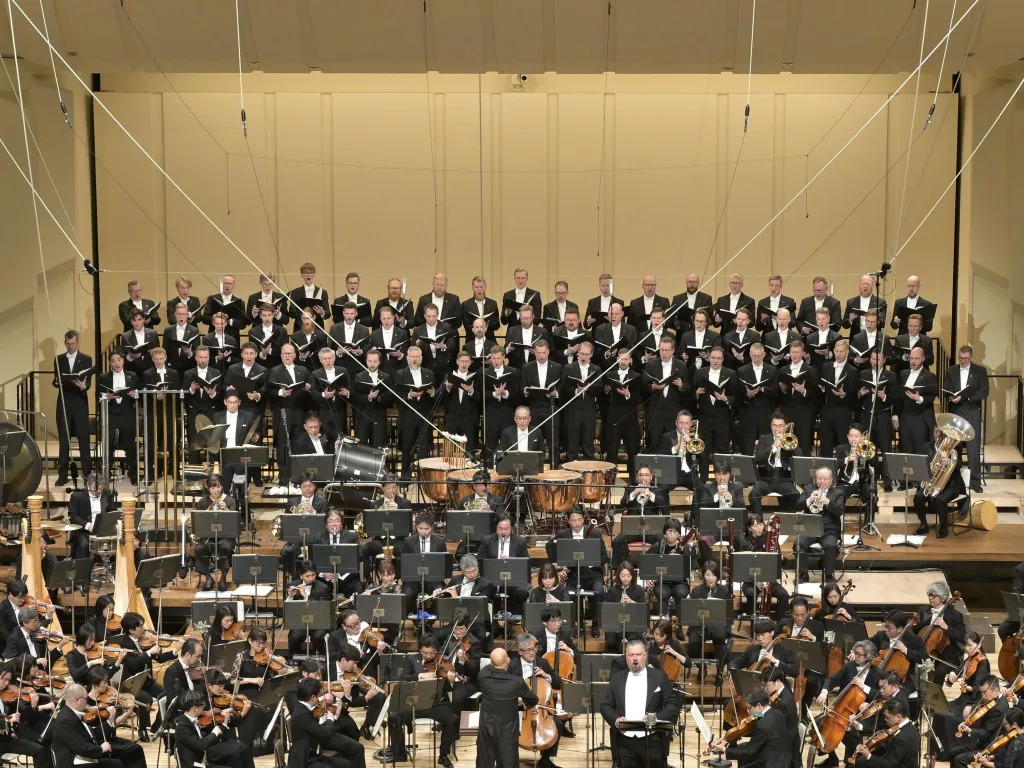 大編成の「バビ・ヤール」ではティホミーロフ（バス）、オルフェイ・ドレンガル男声合唱団を招いて　写真提供：NHK交響楽団