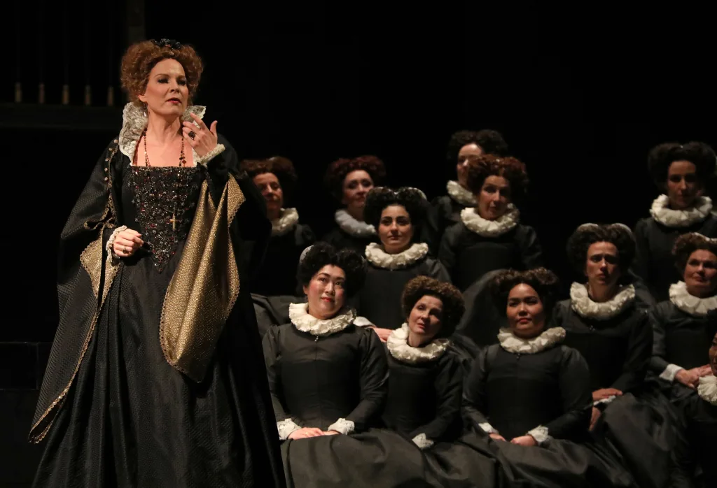 第1幕第2場より、エボリ公女（エリーナ・ガランチャ）と女官たち　Brescia e Amisano (C)Teatro alla Scala