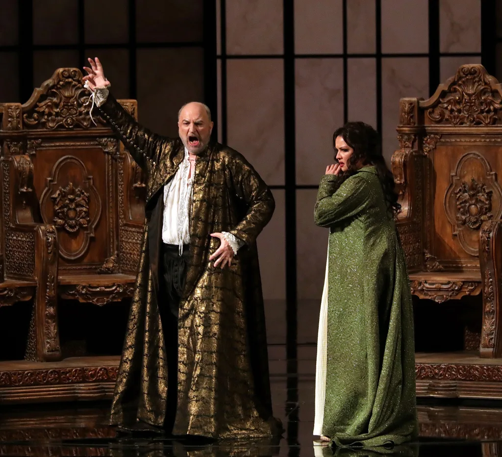 第3幕より、フィリッポ2世（ミケーレ・ペルトゥージ）とエリザベッタ　Brescia e Amisano (C)Teatro alla Scala