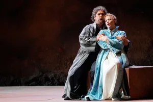 「オテッロ」第1幕より、二重唱を歌うオテッロ（グレゴリー・クンデ）とデズデーモナ（フランチェスカ・ドット）＝ピアチェンツァ市立劇場　(C) Gianni Cravedi