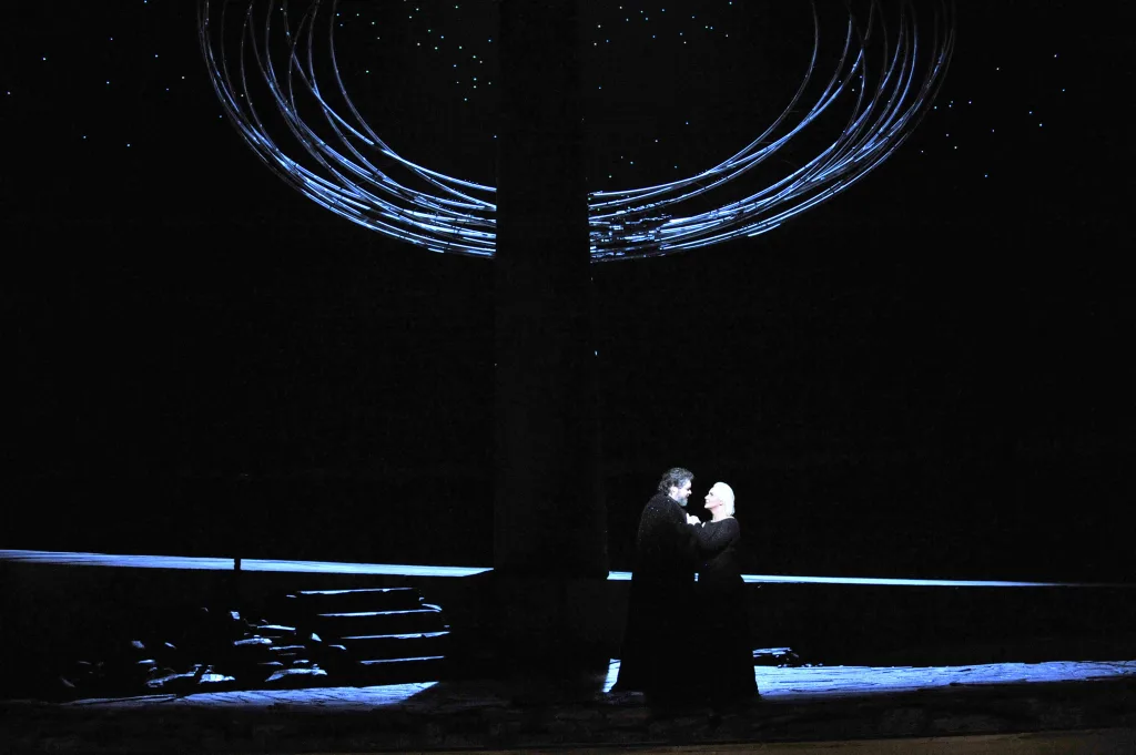 象徴的な夜の場面＝新国立劇場「トリスタンとイゾルデ」（2010年）より 撮影：三枝近志
