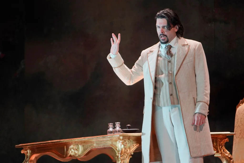 「オテッロ」第2幕より、悪を信じると歌うイアーゴ（ルカ・ミケレッティ） (C) Gianni Cravedi