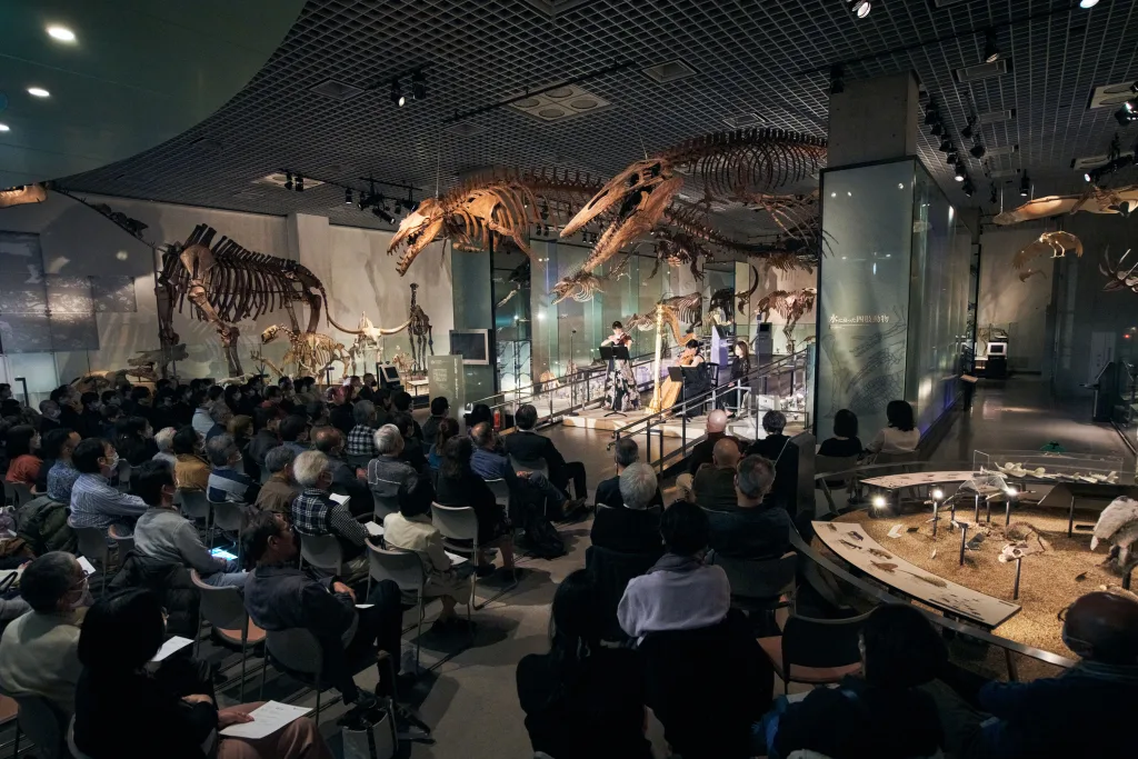 恐竜の化石を背景に楽しめる国立科学博物館のミュージアム・コンサート　(C)平舘平