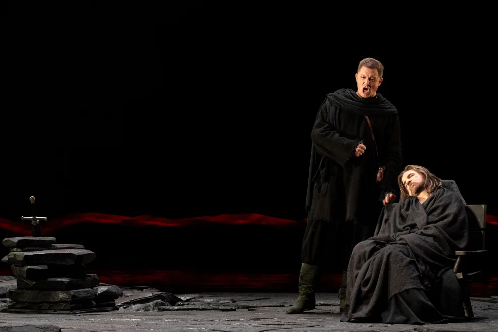 トリスタンを歌ったゾルターン・ニャリ（右）とクルヴェナールを歌ったエギルス・シリンス　撮影：堀田力丸 提供：新国立劇場