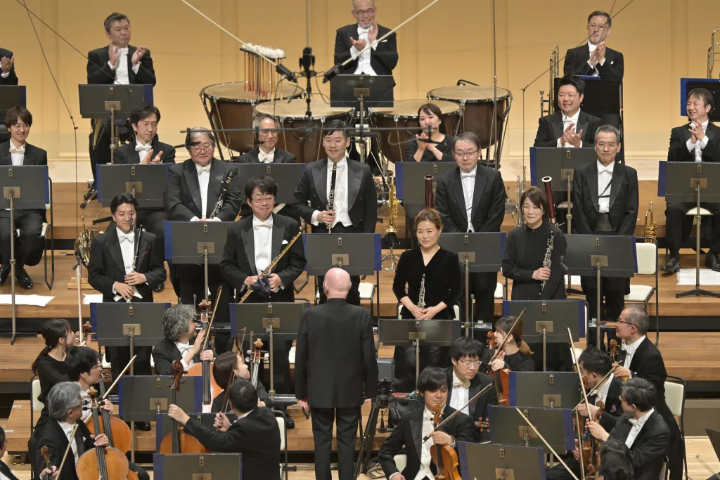 木管メンバーに歩み寄り、その演奏を称えるエッシェンバッハ　写真提供：NHK交響楽団