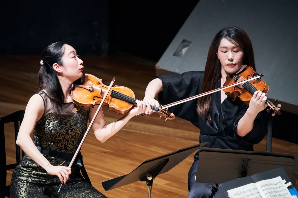 第2番で第1ヴァイオリンを担当した小川が思い切りの良いリードをみせた（写真左）　（Ｃ）平舘平/東京・春・音楽祭2024