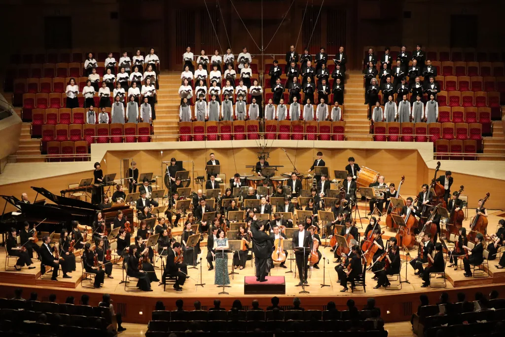 バッティストーニと東フィルによる大作「カルミナ・ブラーナ」。東フィルは6月定期で記念すべき1000回目を迎える　提供：東京フィルハーモニー交響楽団