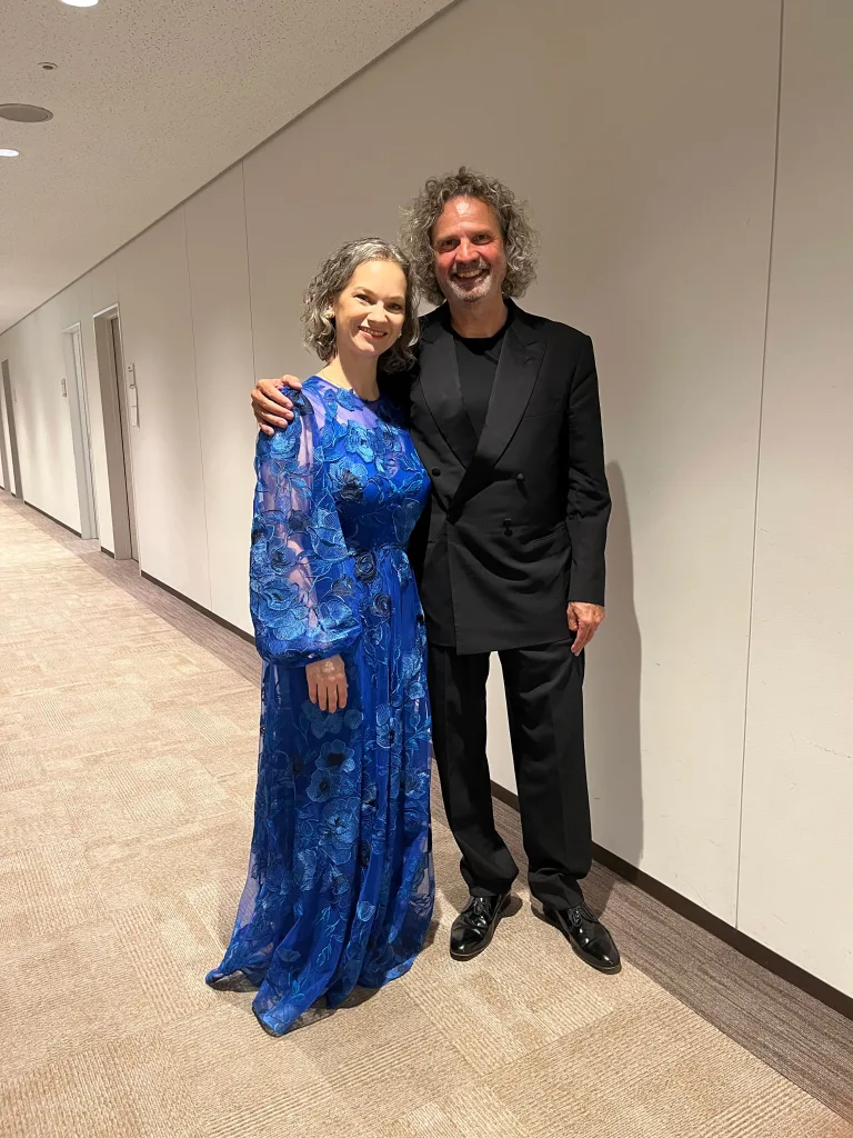 舞台袖にて。ハーンとピアニストのアンドレアス・ヘフリガー　写真提供：ジャパン・アーツ