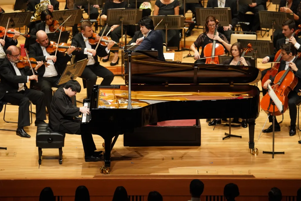 山田とモンテカルロ・フィルにその魅力を存分に引き出され、素晴らしいピアノを聴かせた藤田真央（C）松尾淳一郎