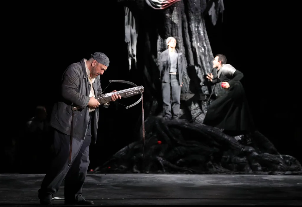 息子ジェミの頭上のリンゴを射るのを躊躇するテル（ミケーレ・ペルトゥージ） Brescia e Amisano (C)Teatro alla Scala