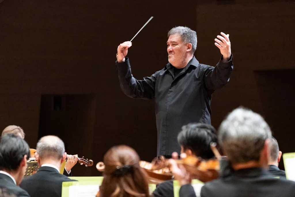 首席客演指揮者アラン・ギルバートが登場©︎Rikimaru Hotta／東京都交響楽団提供