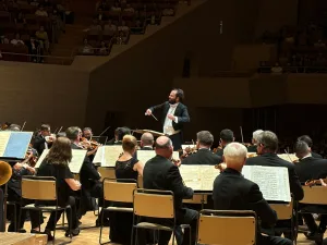 チェコの新鋭ペトル・ポペルカ率いるプラハ放送交響楽団