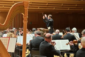 ユニークなプログラムを披露した指揮者のペトル・ポペルカとプラハ放送響