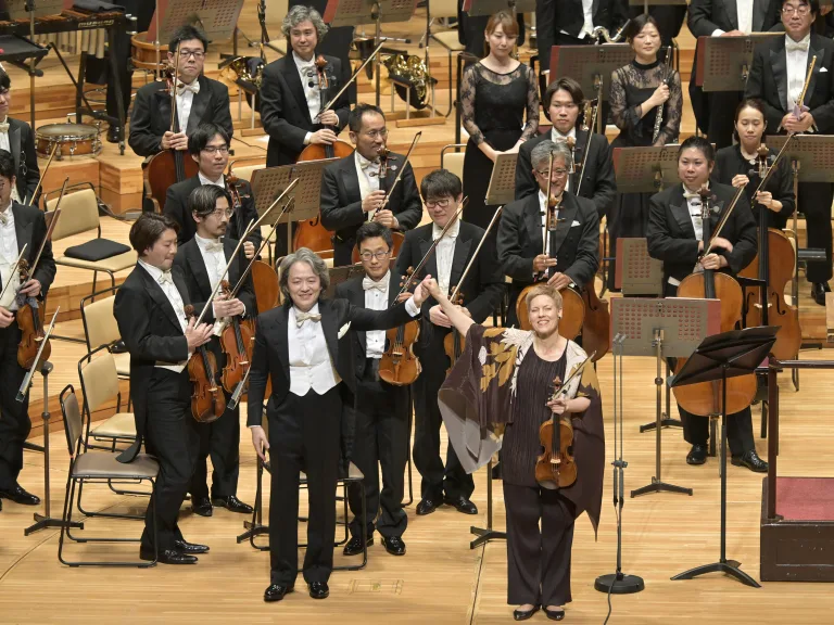 難解なシェーンベルクのヴァイオリン協奏曲を美しさで魅了したイザベル・ファウスト（右）と鈴木優人 写真提供：NHK交響楽団