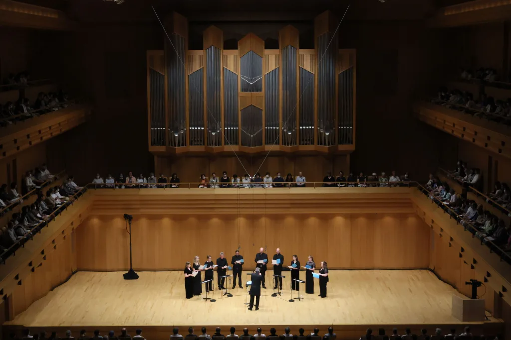 東京オペラシティの厳かな空間も彼らのハーモニーを際立たせる　(C)堀衛