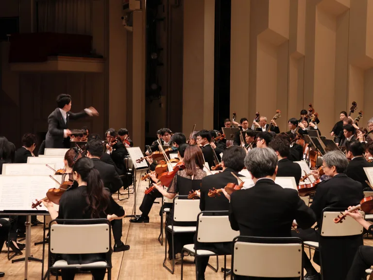 スクリャービンによる交響曲第２番の物語性を具現化した原田慶太楼とNHK交響楽団　写真提供：NHK交響楽団