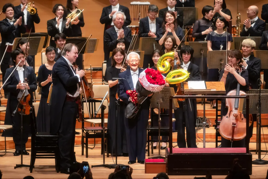 秋山の指揮者生活60周年を祝って、カーテンコールでは60本のバラの花束が贈られたⒸN.Ikegami/TSO　