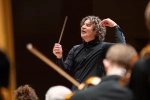 Conductor Robin Ticciati has developed a close relationship with the London Philharmonic Orchestra through his role as Music Director at the Glyndebourne Festival in the UK, a position he has held since 2014. Photo by Rikimaru Hotta.