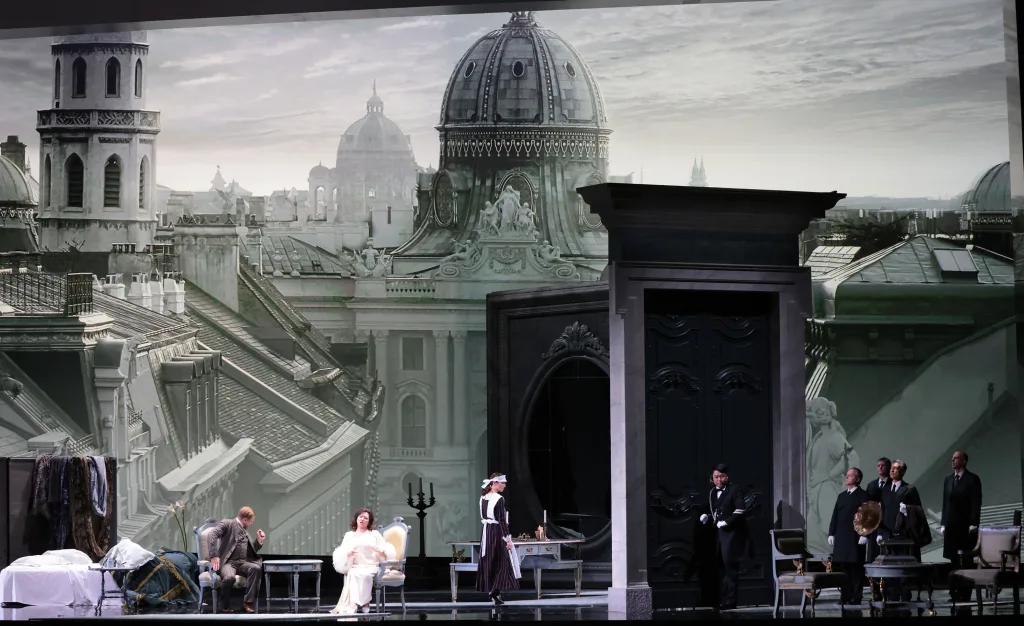 ウィーンの名所がモノクロ写真で投影されたph Brescia e Amisano ©Teatro alla Scala